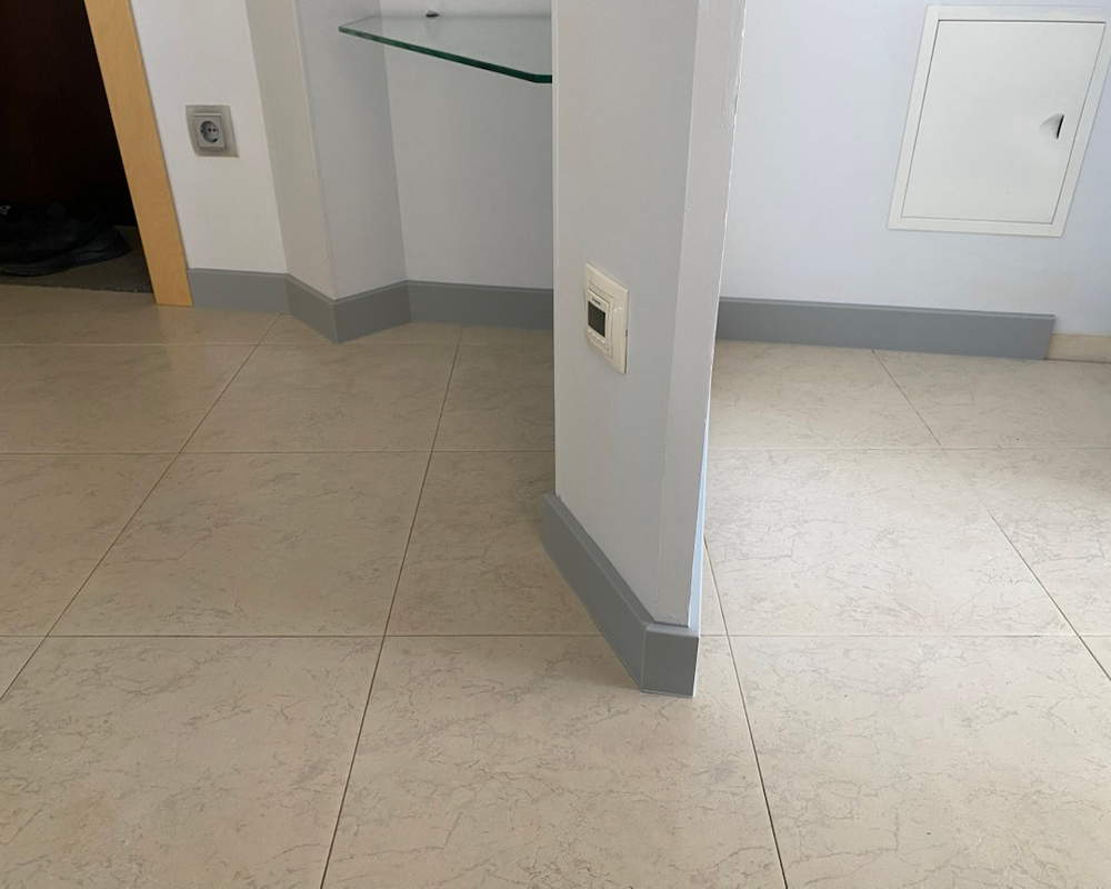 Плинтус ХДФ Dollken Cubu Flex Life 80мм х 2,5 м 1012 Светло-серый