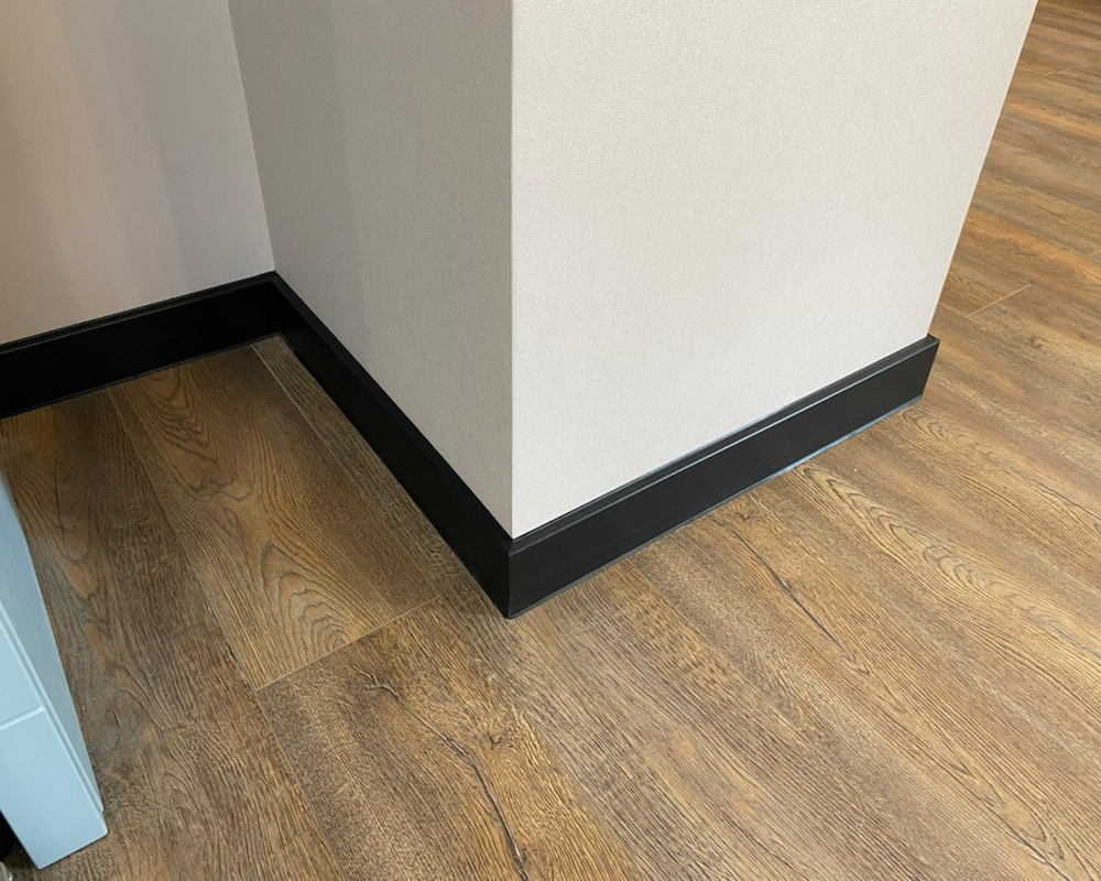 Плинтус ХДФ Dollken Cubu Flex Life 80мм х 2,5 м 0110 Черный