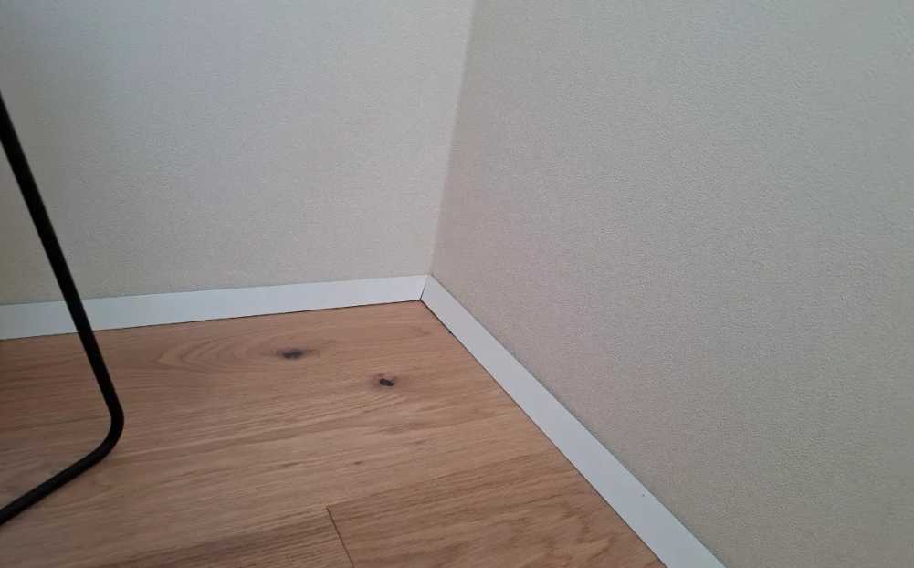 Антиплинтус алюминиевый под светодиодную ленту Апл 03.2700.01л Анод серебро