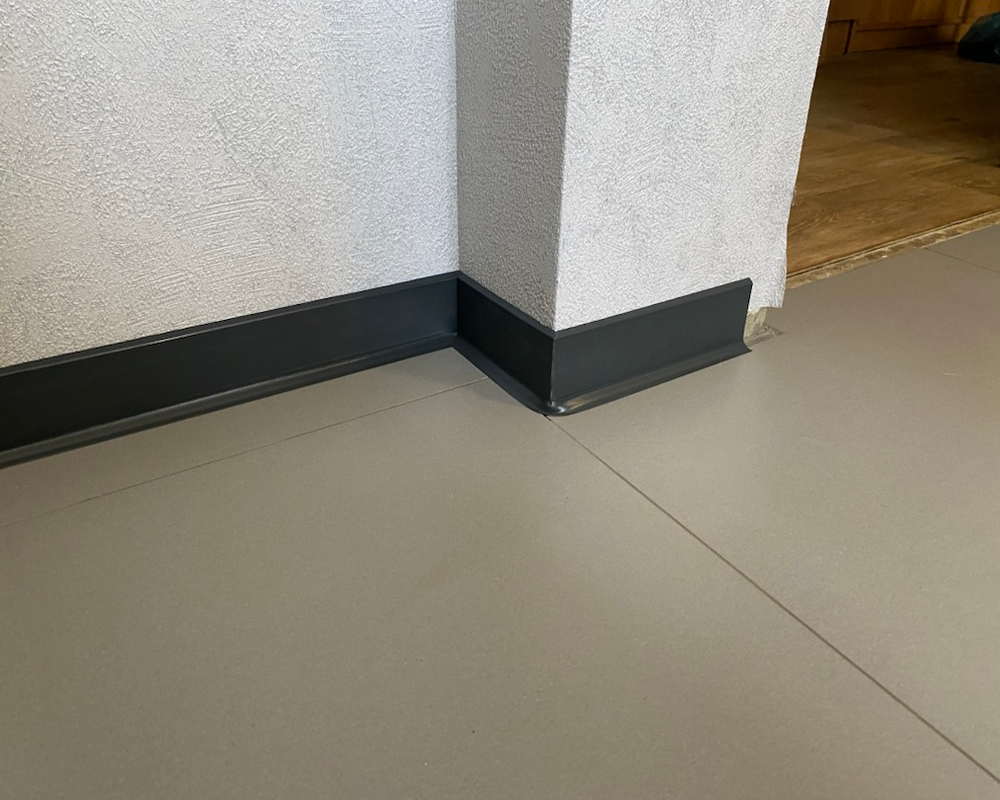 Плинтус ХДФ Dollken S100 100 мм х 2,575м 1001 Чёрный