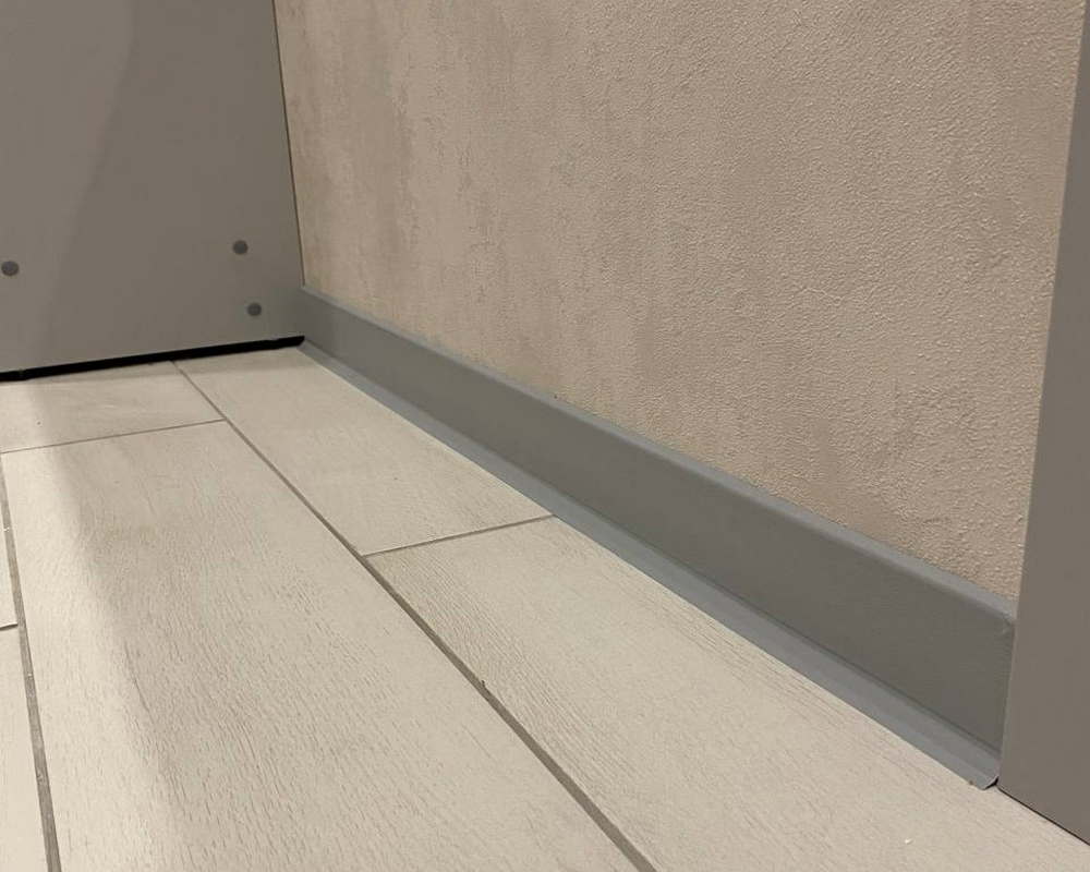 Плинтус ХДФ Dollken S100 100 мм х 2,575м 1202 Светло-серый