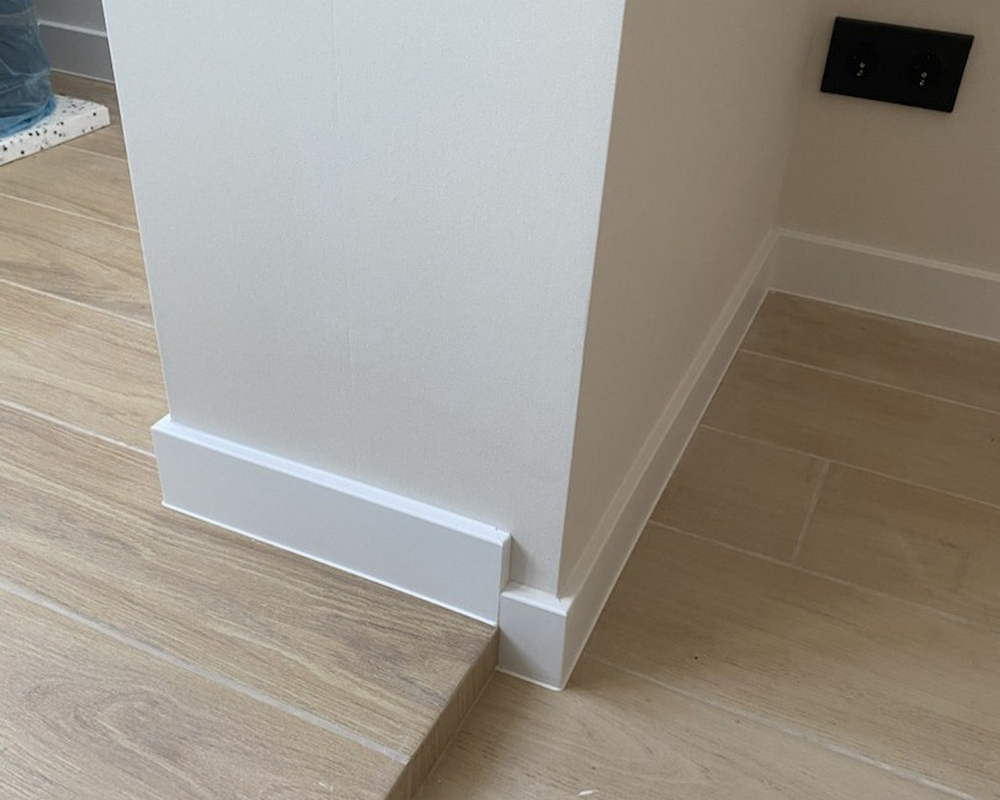 Плинтус ХДФ Dollken Cubu Flex Life XL 60 мм х 2,5 м 5012 Белый