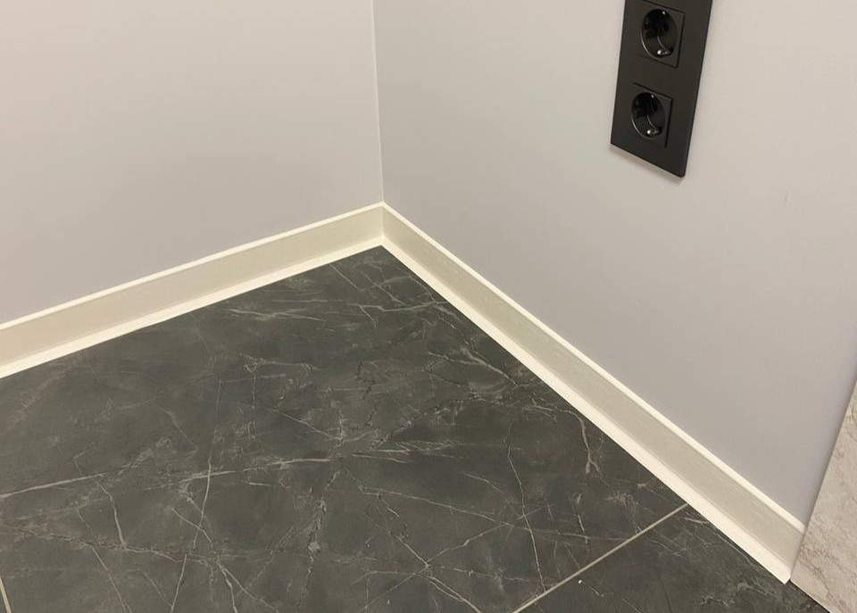 Плинтус ХДФ Dollken S100 100 мм х 2,575м 1248 Бело-серый