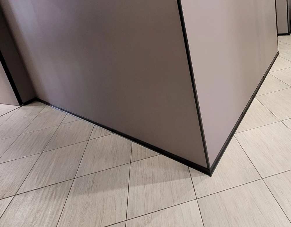 Алюминиевый плинтус AKBD100-SBL 2,5м Муар черный