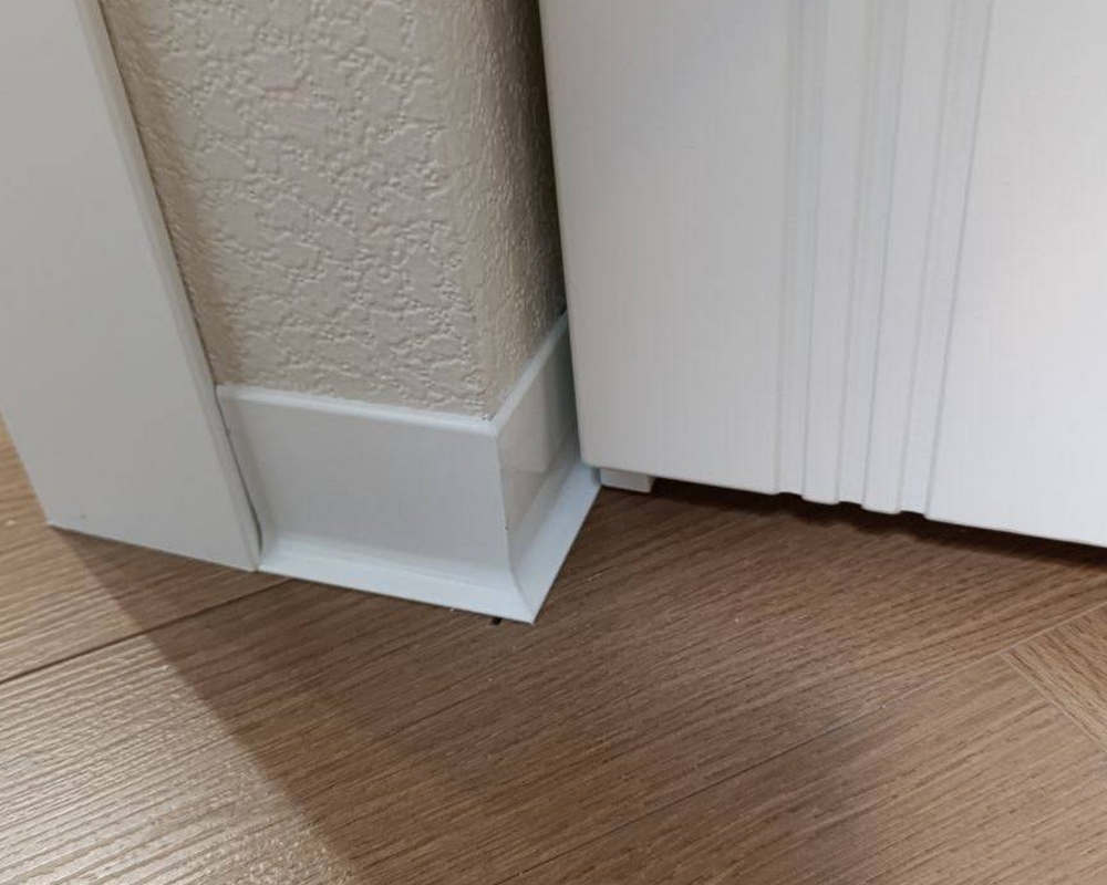 Алюминиевый плинтус AKBD60-SW 2,5м Муар белый