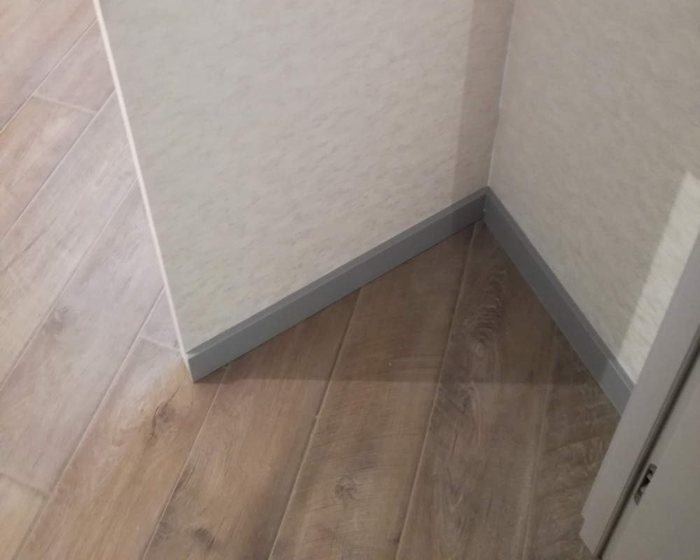 Плинтус ХДФ Dollken Cubu Flex Life 80мм х 2,5 м 1012 Светло-серый