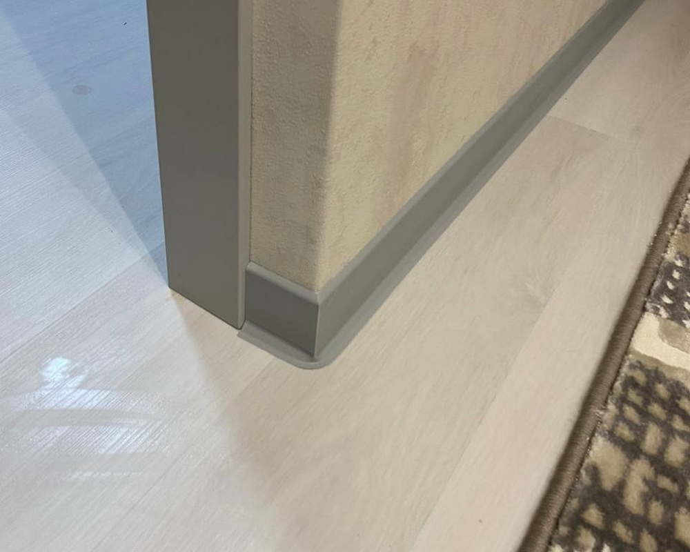 Плинтус ХДФ Dollken S60 60 мм х 2,575м 1202 Светло-серый