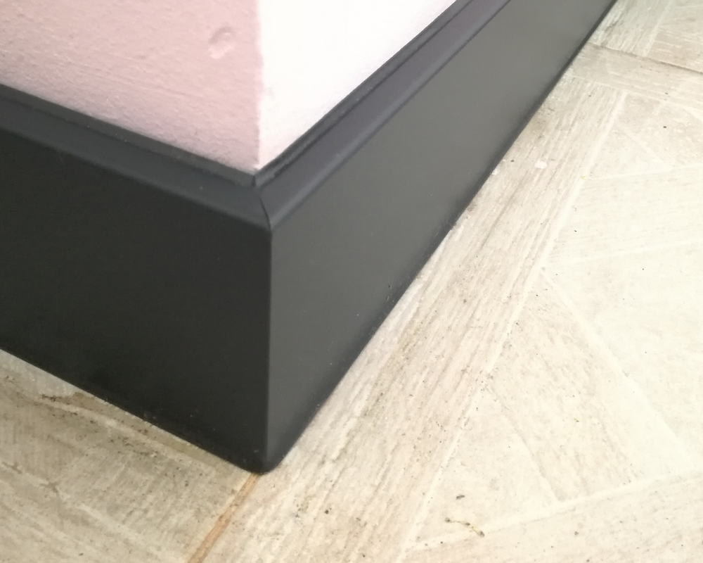 Плинтус ХДФ Dollken Cubu Flex Life 40мм х 11/13мм х 2,5 м 1209 Антрацит RAL 7016