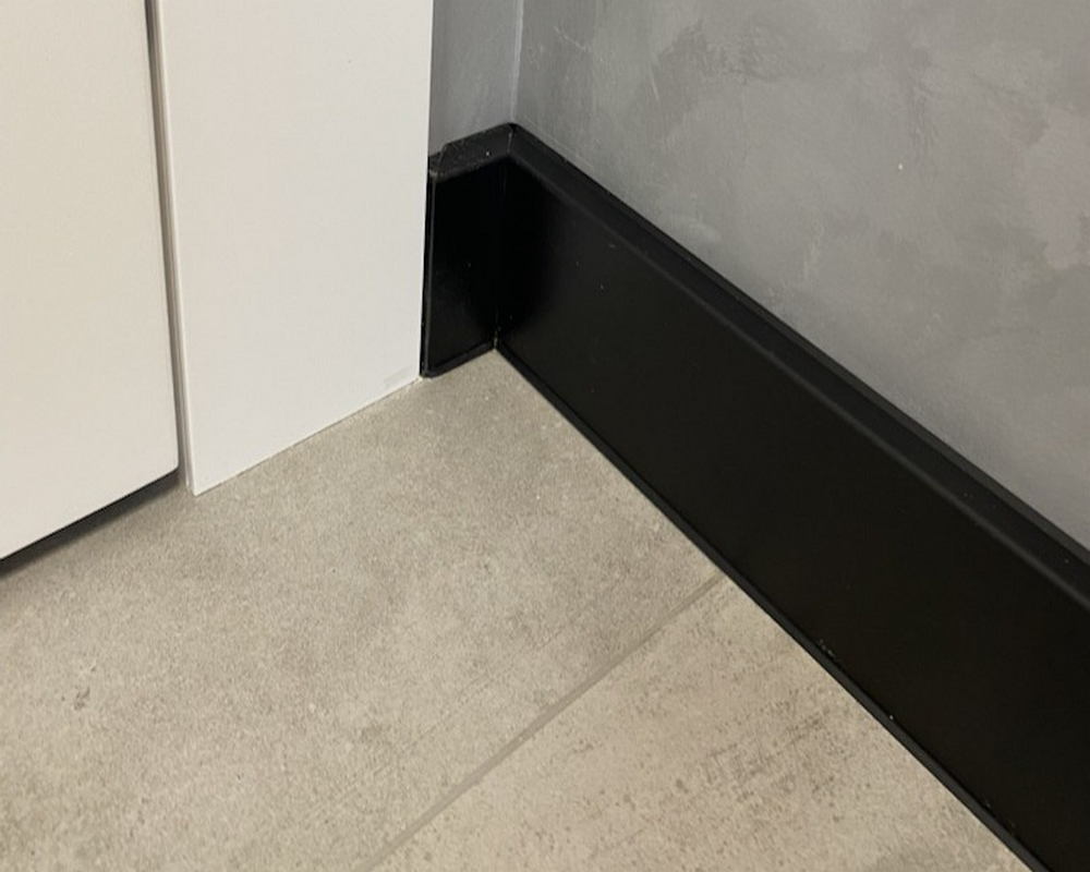 Плинтус ХДФ Dollken Cubu Flex Life 80мм х 2,5 м 0110 Черный