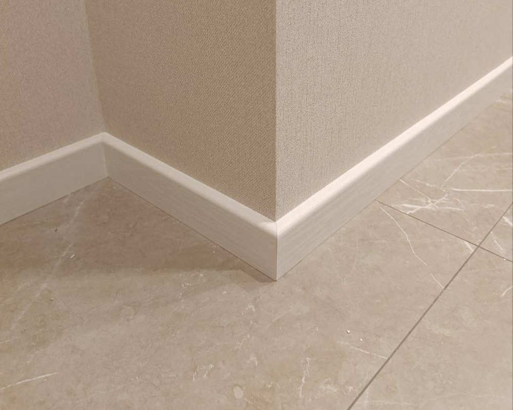 Плинтус кедр Стоунвуд. 80B 80мм 2,35м Белый