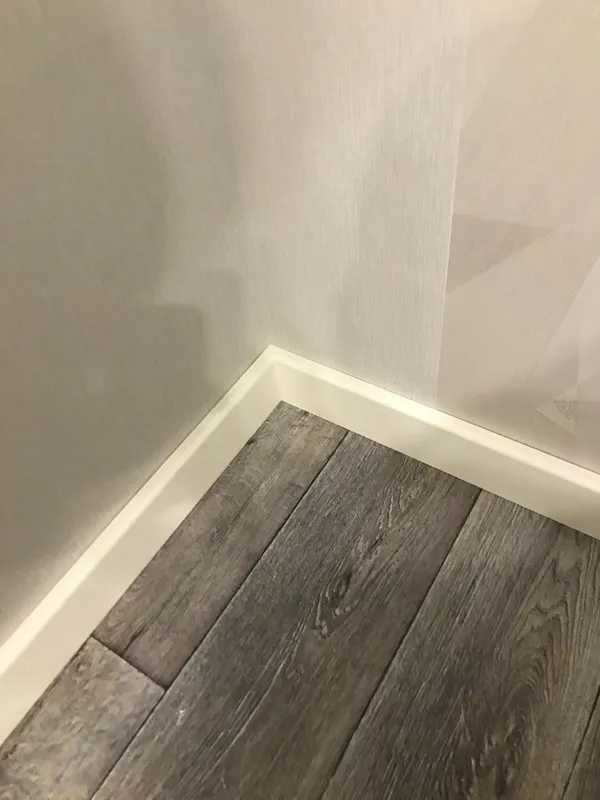 Плинтус кедр Стоунвуд. 60 60мм 2,35м Белый