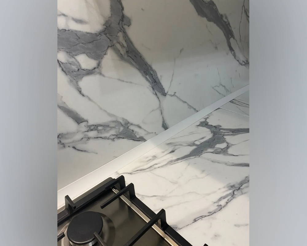 Плинтус для столешниц гладкий Алюминий 25*25мм 3,05м. Белый