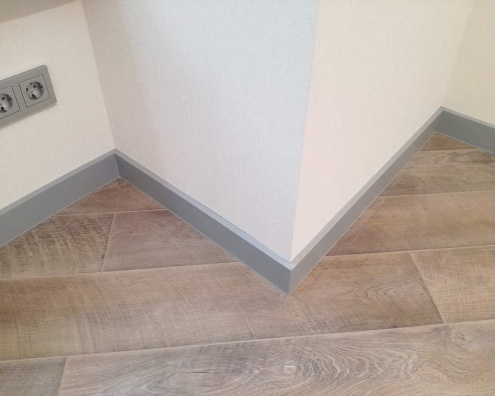 Плинтус ХДФ Dollken Cubu Flex Life 80мм х 2,5 м 1012 Светло-серый