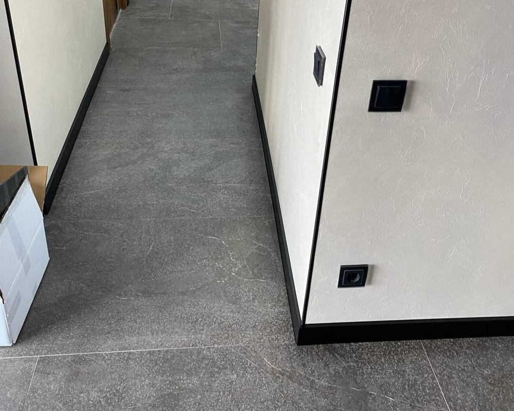 Плинтус ХДФ Dollken Cubu Flex Life 80мм х 2,5 м 0110 Черный