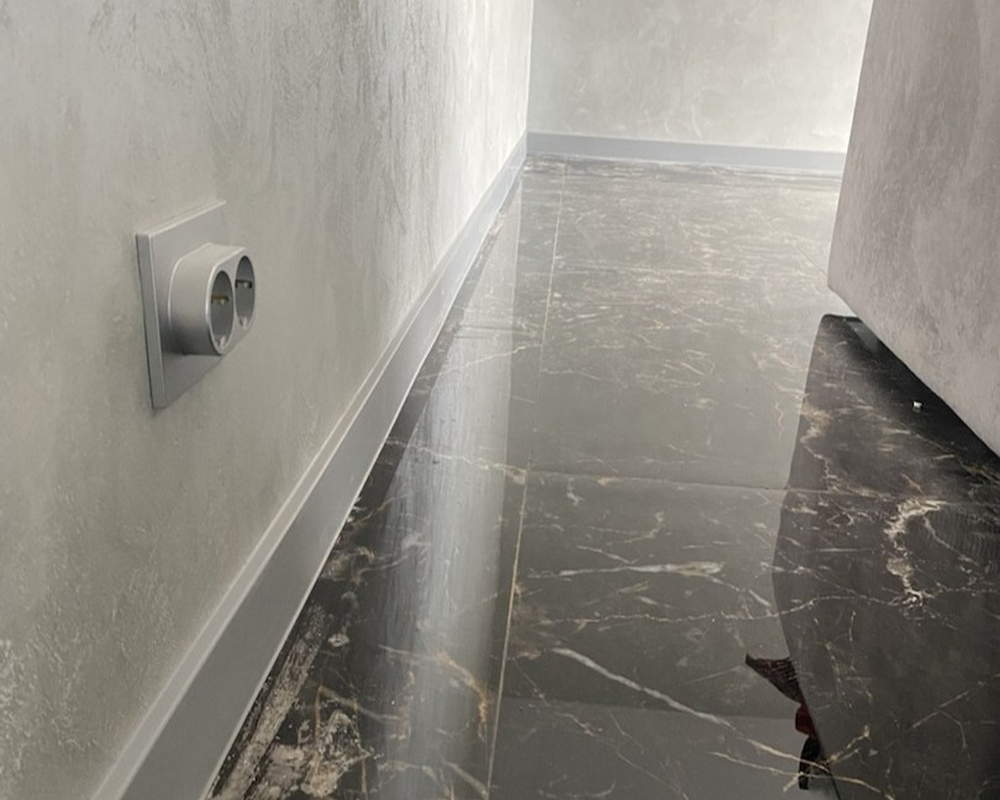 Плинтус ХДФ Dollken Cubu Flex Life 80мм х 2,5 м 1012 Светло-серый