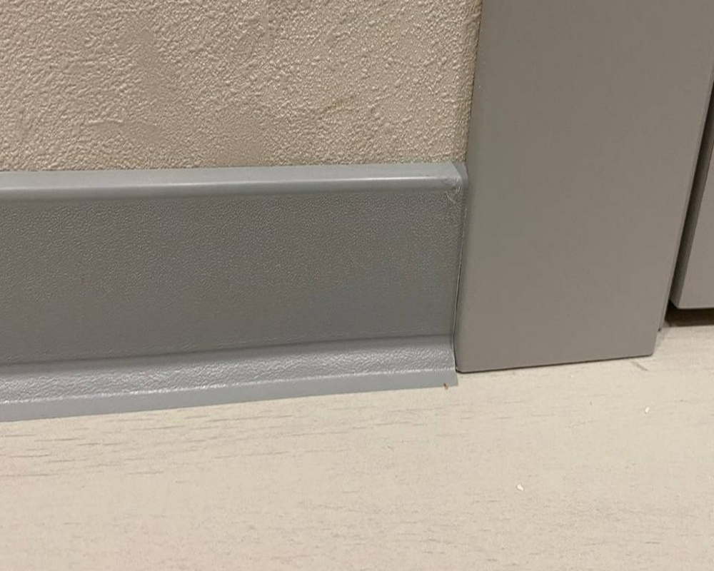 Плинтус ХДФ Dollken S100 100 мм х 2,575м 1202 Светло-серый