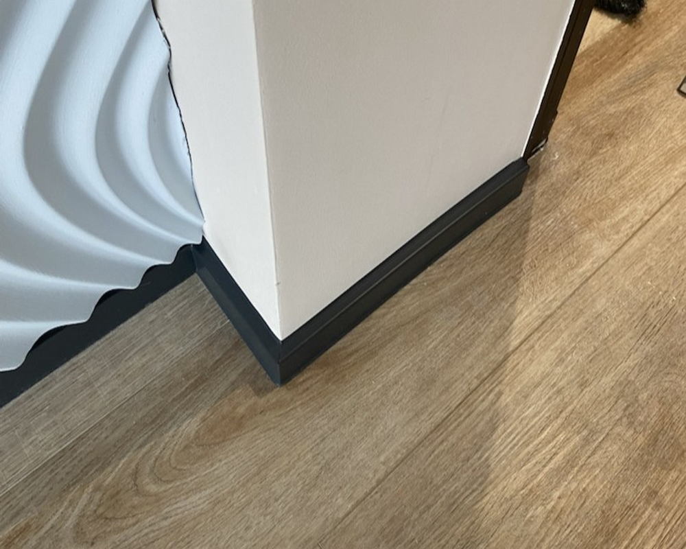 Плинтус ХДФ Dollken Cubu Flex Life 80мм х 2,5 м 0110 Черный