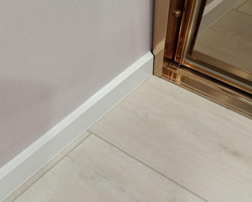 Плинтус ХДФ Dollken Cubu Flex Life XL 60 мм х 2,5 м 5012 Белый