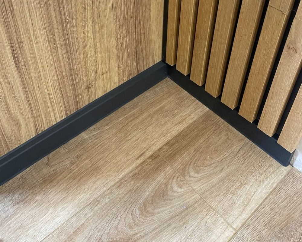 Плинтус ХДФ Dollken Cubu Flex Life 80мм х 2,5 м 0110 Черный