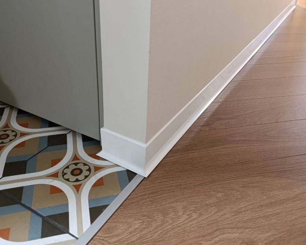 Алюминиевый плинтус AKBD60-SW 2,5м Муар белый