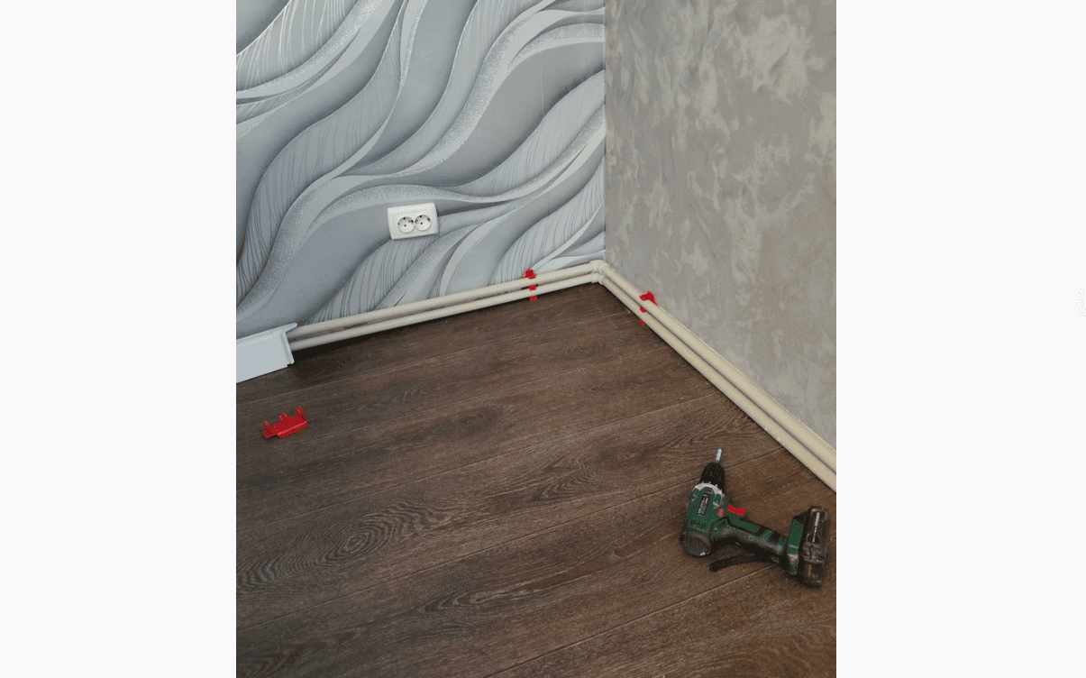 Плинтус для труб отопления ПВХ Smartprofile Аква. Для труб до 25мм. 2.2 метра