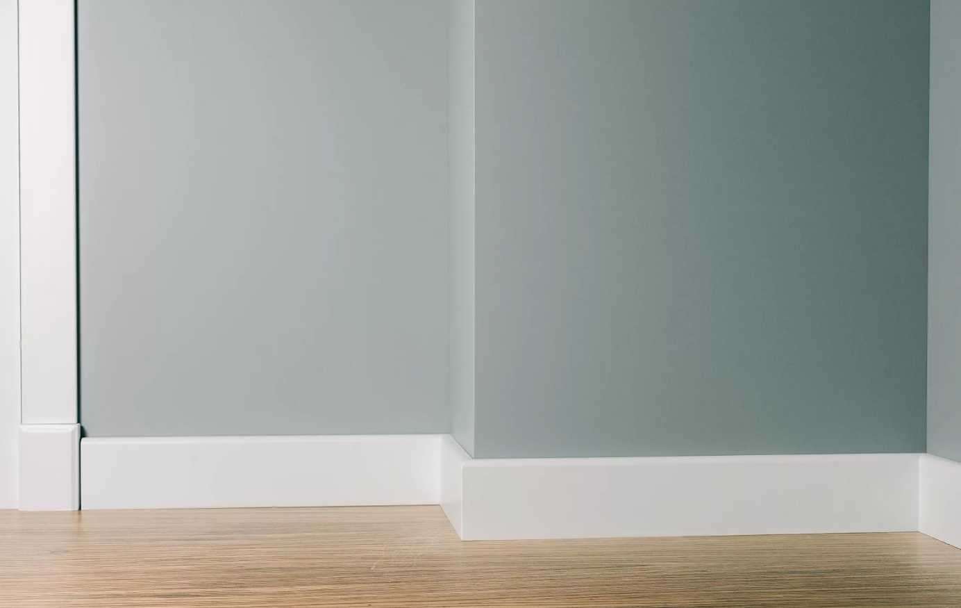 Плинтус кедр Стоунвуд. 60 60мм 2,35м Белый