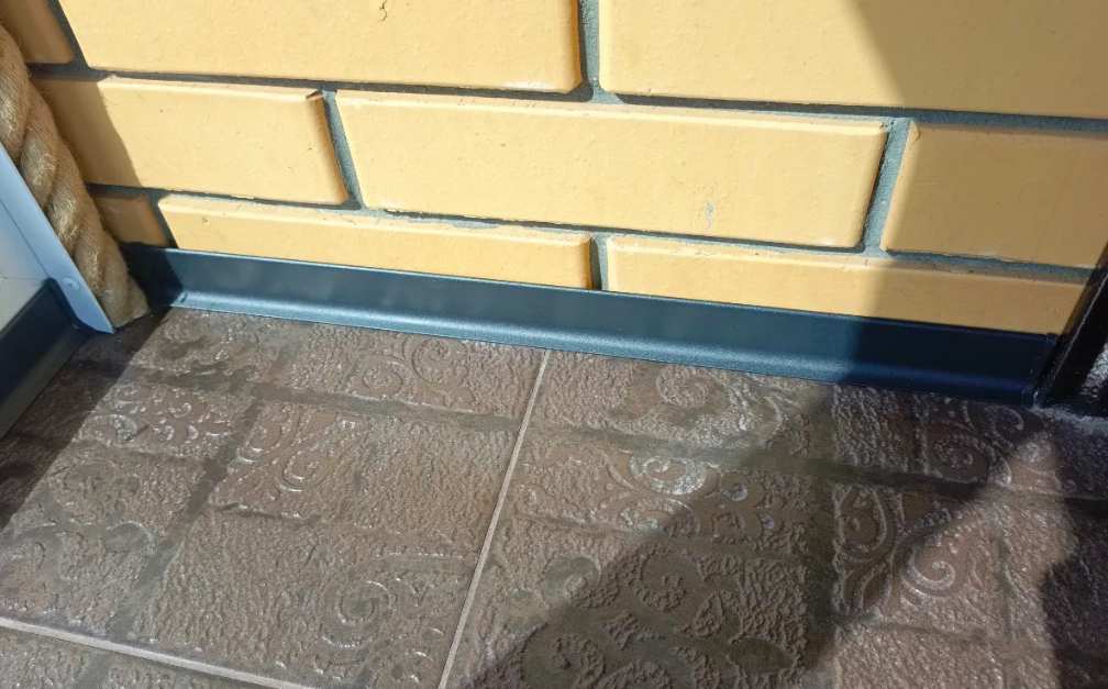 Алюминиевый плинтус AKBD100-SBL 2,5м Муар черный