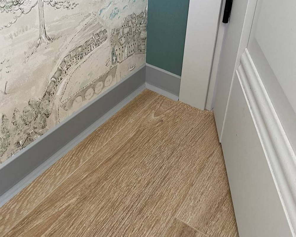 Плинтус ХДФ Dollken S100 100 мм х 2,575м 1202 Светло-серый