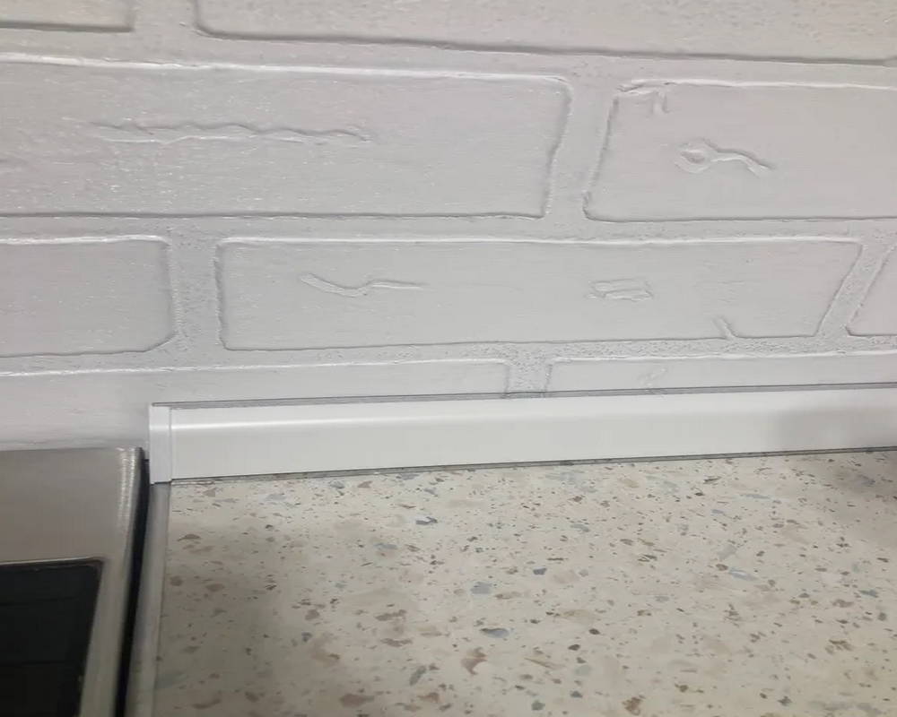 Плинтус для столешниц прямоугольный ПВХ Волшебная палочка 25*12мм 3м 001 Белый