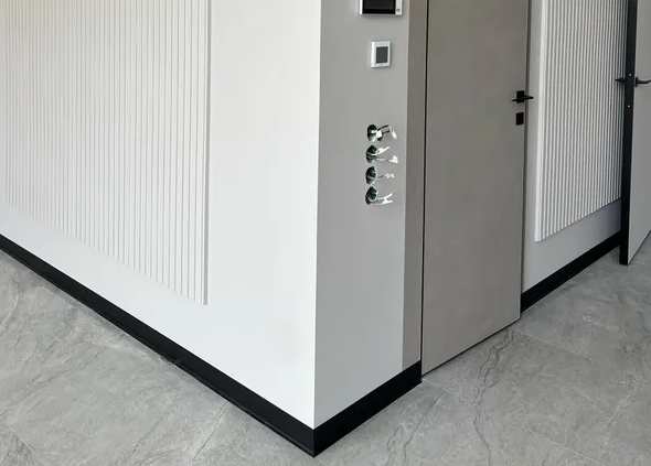 Алюминиевый плинтус AKBD100-SBL 2,5м Муар черный